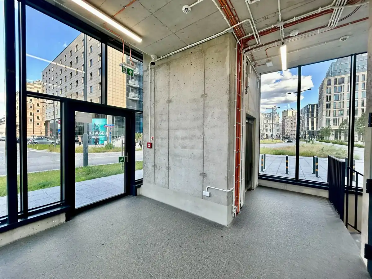 Parking Plac Powstańców Warszawy - hol wejściowy z panoramicznym widokiem na centrum Warszawy i Plac Powstańców