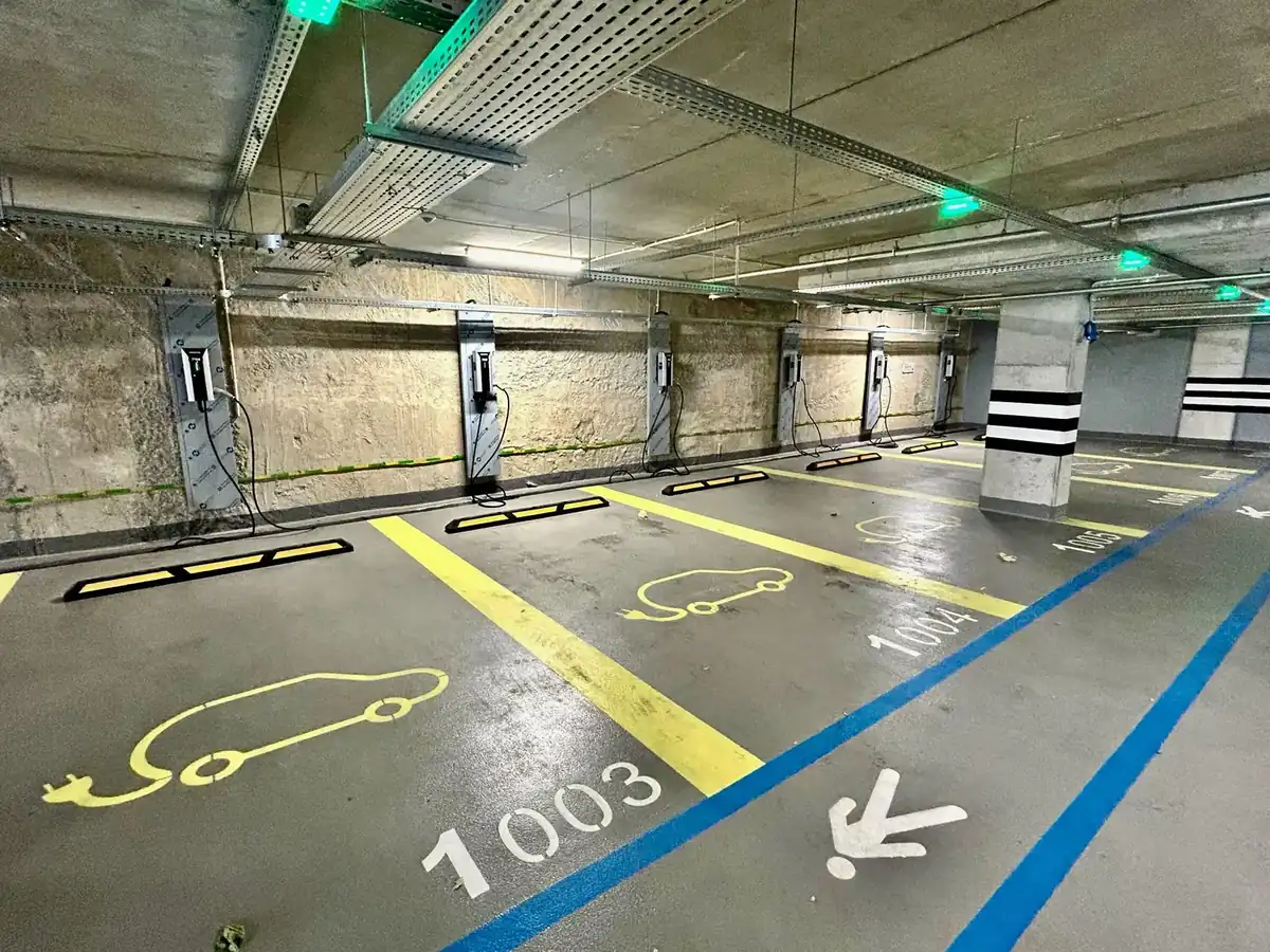 Parking Plac Powstańców Warszawy - strefa EV z widokiem na wszystkie stanowiska ładowania samochodów elektrycznych